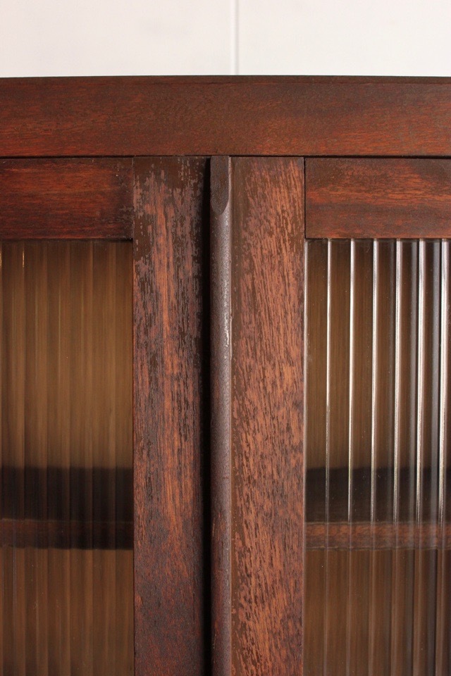 モールガラスの戸棚