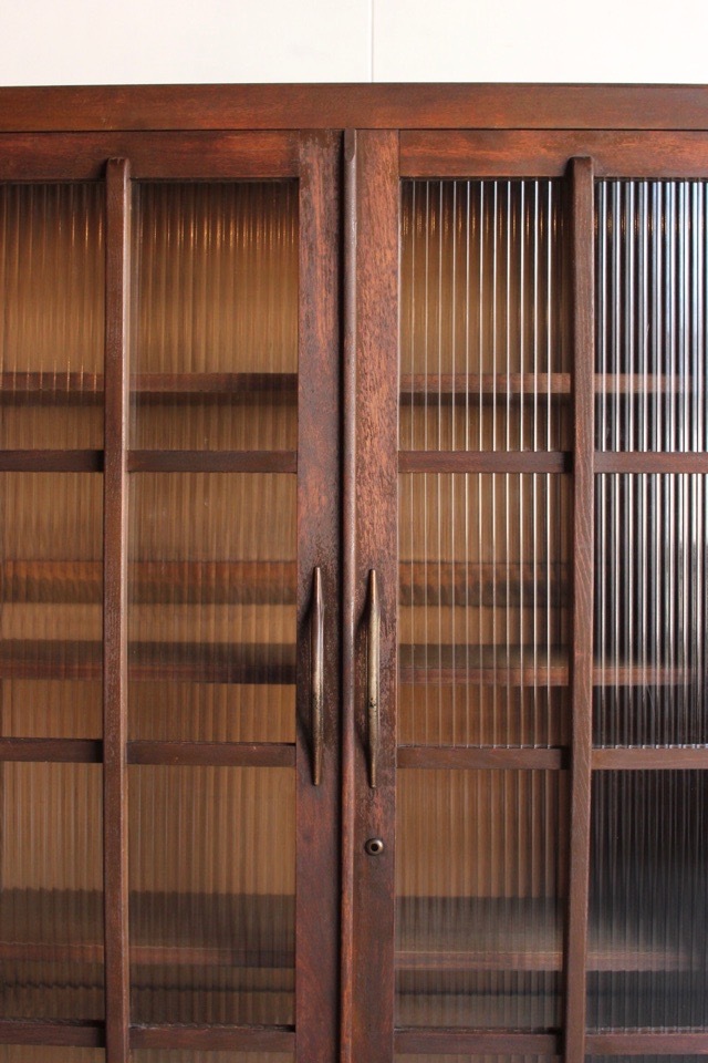 モールガラスの戸棚