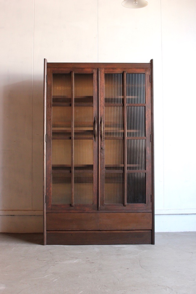 モールガラスの戸棚