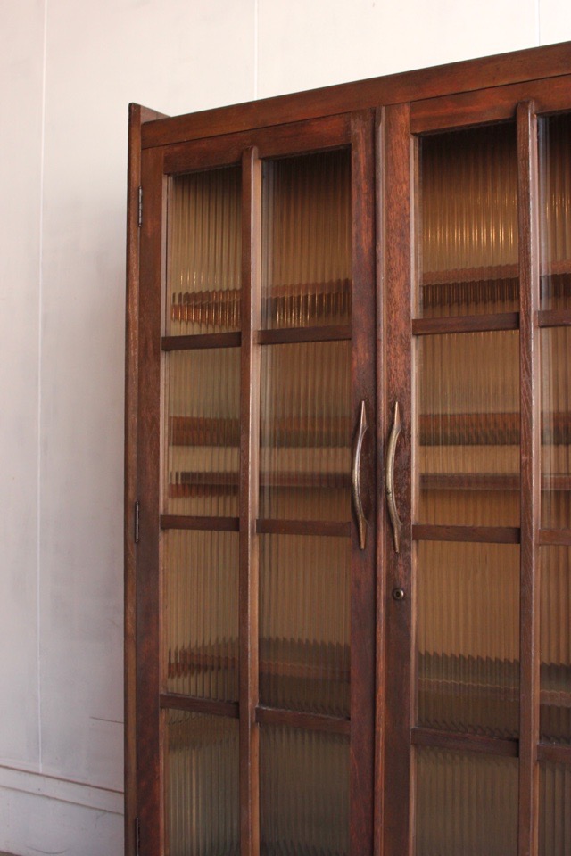 モールガラスの戸棚