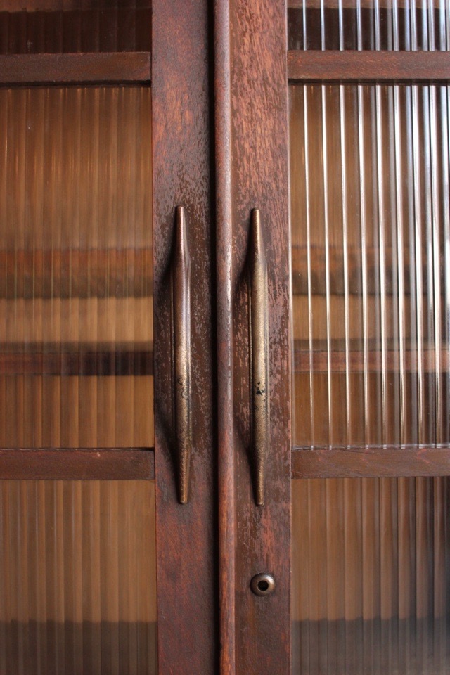 モールガラスの戸棚