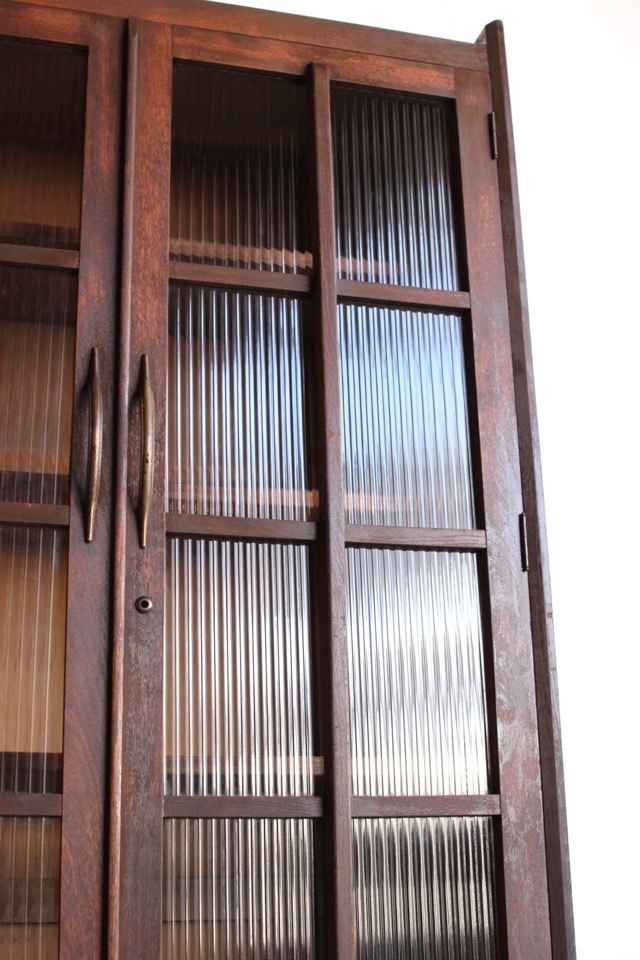 モールガラスの戸棚