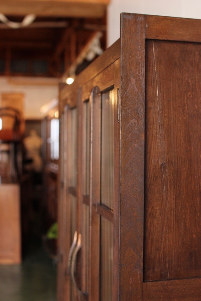 モールガラスの戸棚