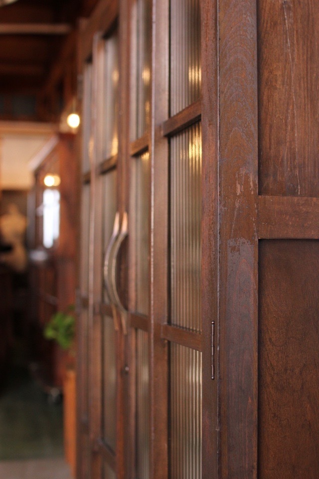 モールガラスの戸棚