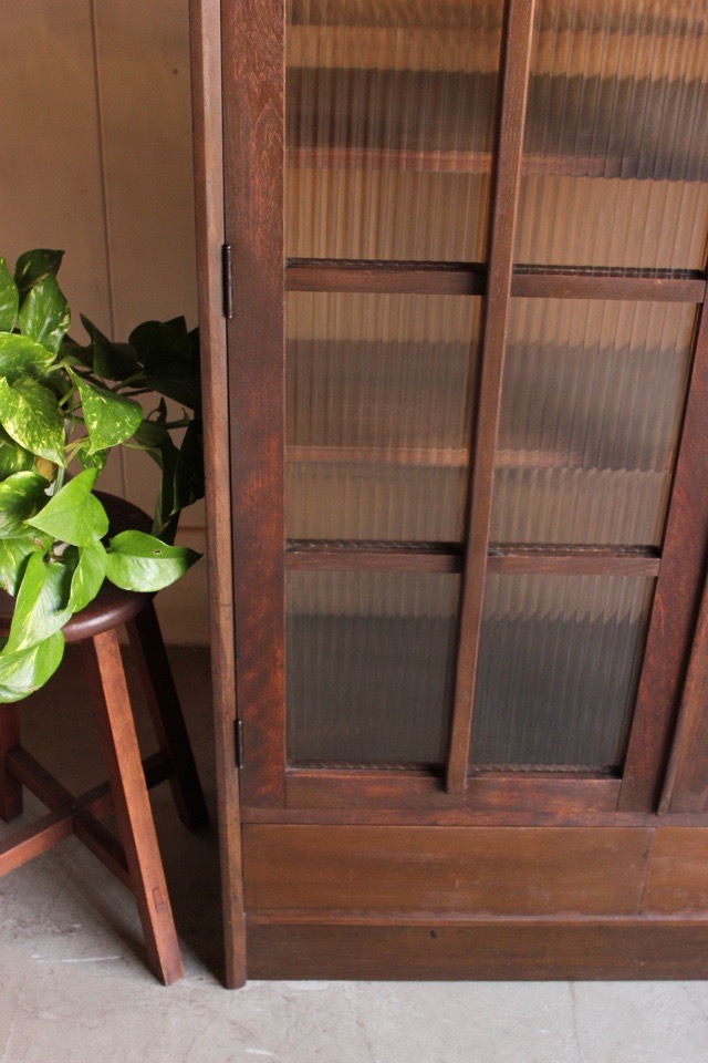 モールガラスの戸棚