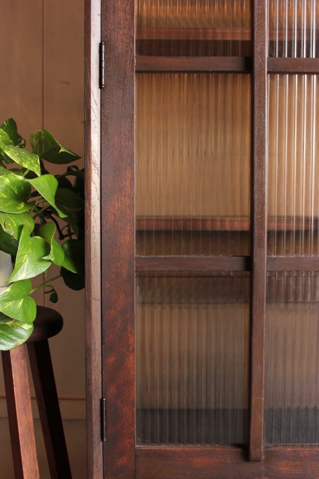 モールガラスの戸棚