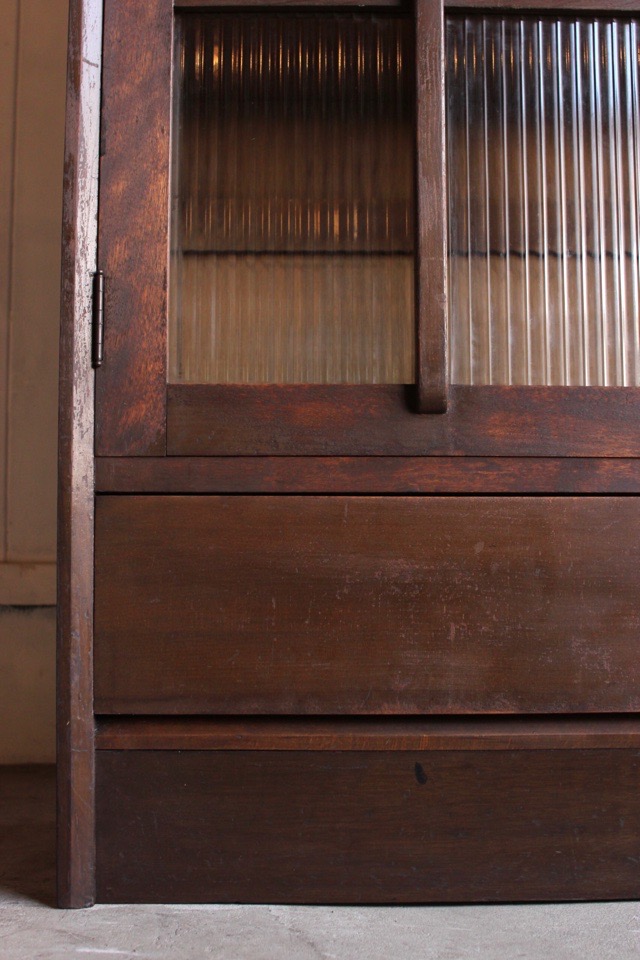 モールガラスの戸棚