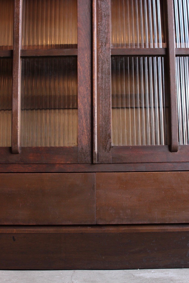 モールガラスの戸棚