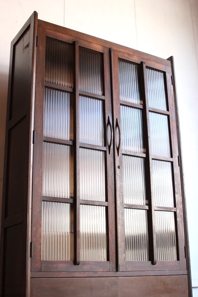 モールガラスの戸棚