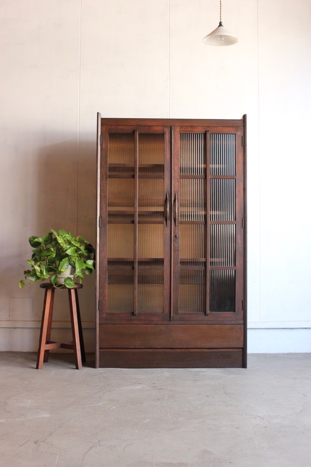 モールガラスの戸棚