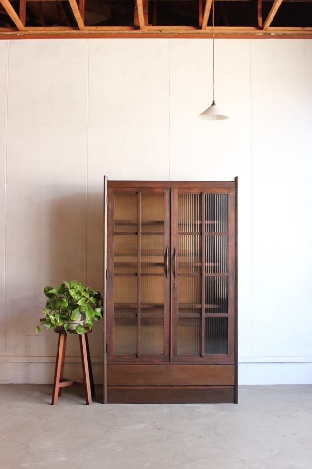 モールガラスの戸棚