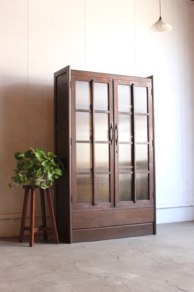 モールガラスの戸棚