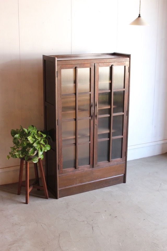 モールガラスの戸棚