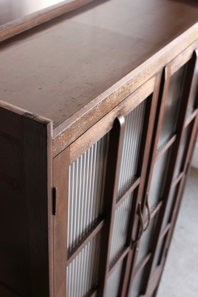 モールガラスの戸棚