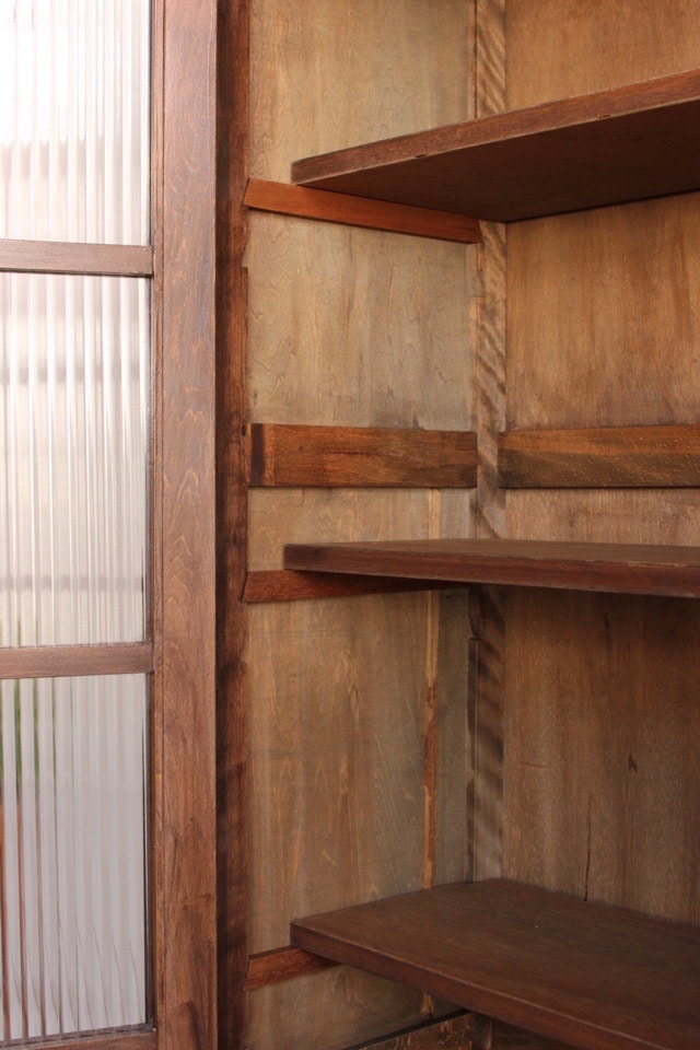 モールガラスの戸棚