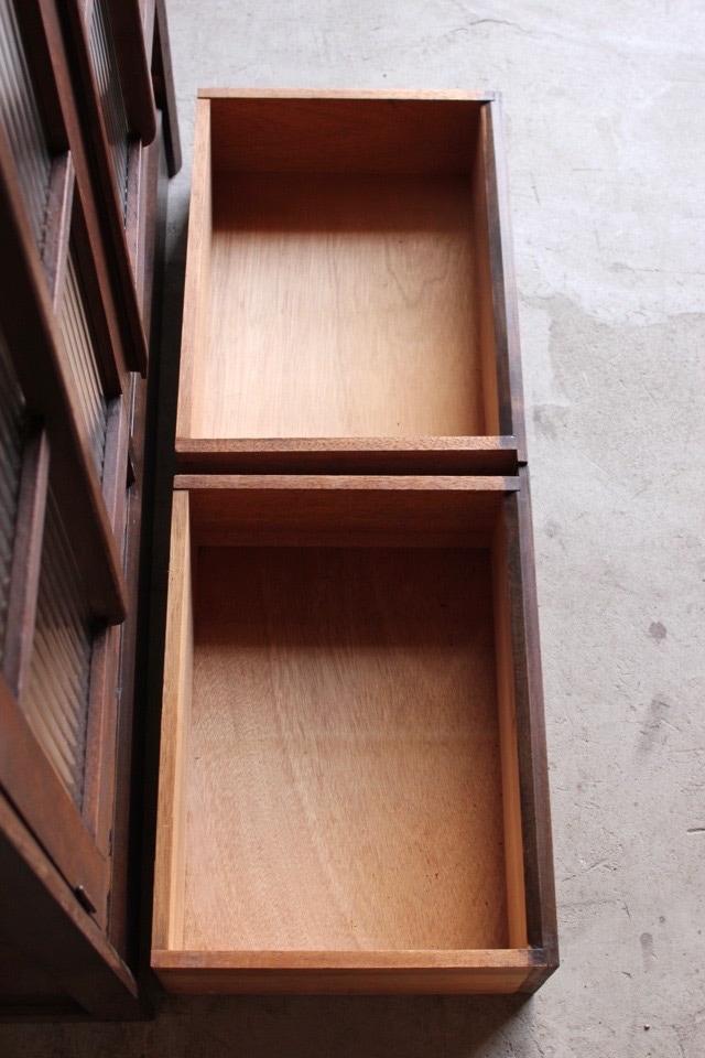 モールガラスの戸棚