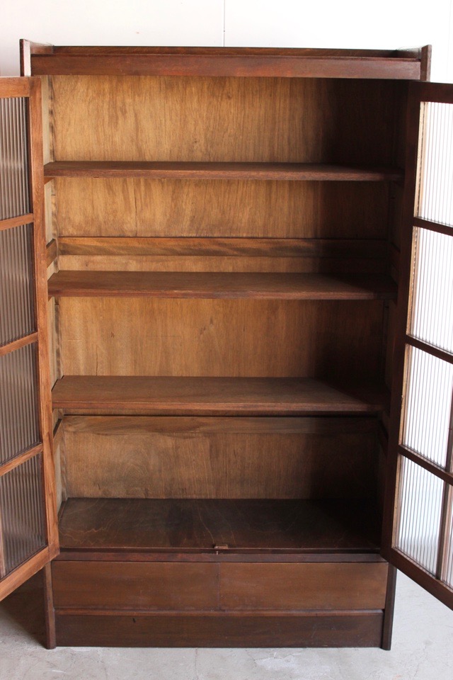 モールガラスの戸棚