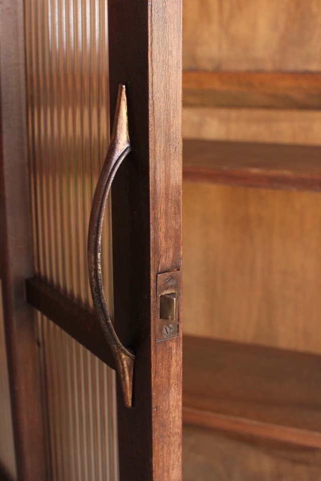 モールガラスの戸棚