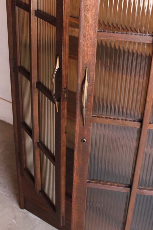 モールガラスの戸棚