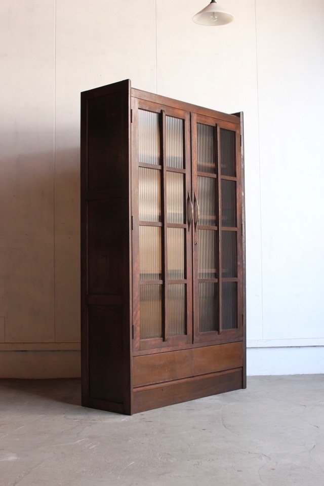 モールガラスの戸棚