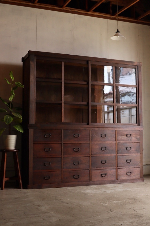 希少ゆらゆらガラスが素敵な黒漆塗りの重ね戸棚ガラス戸棚水屋箪笥古家具