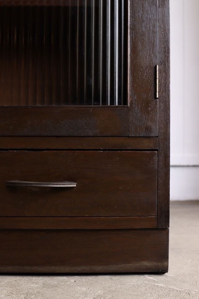 モールガラスの戸棚