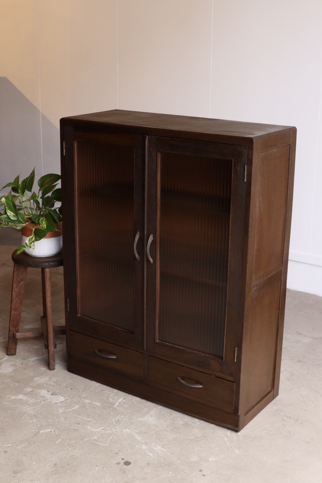 モールガラスの戸棚