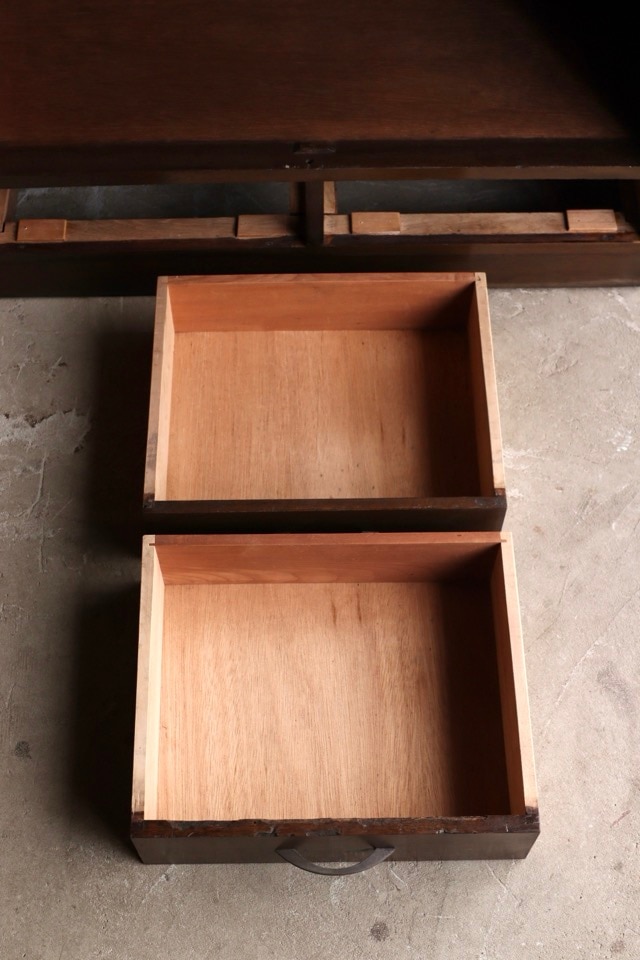 モールガラスの戸棚