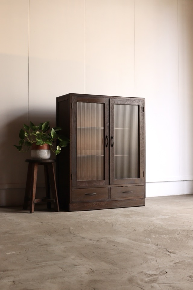 モールガラスの戸棚