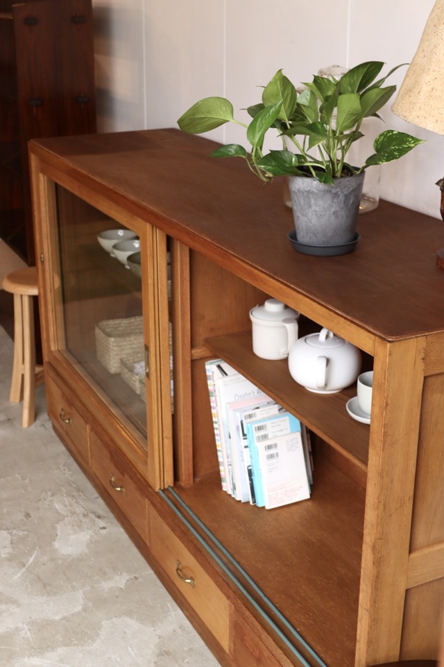 ガラス引戸棚
