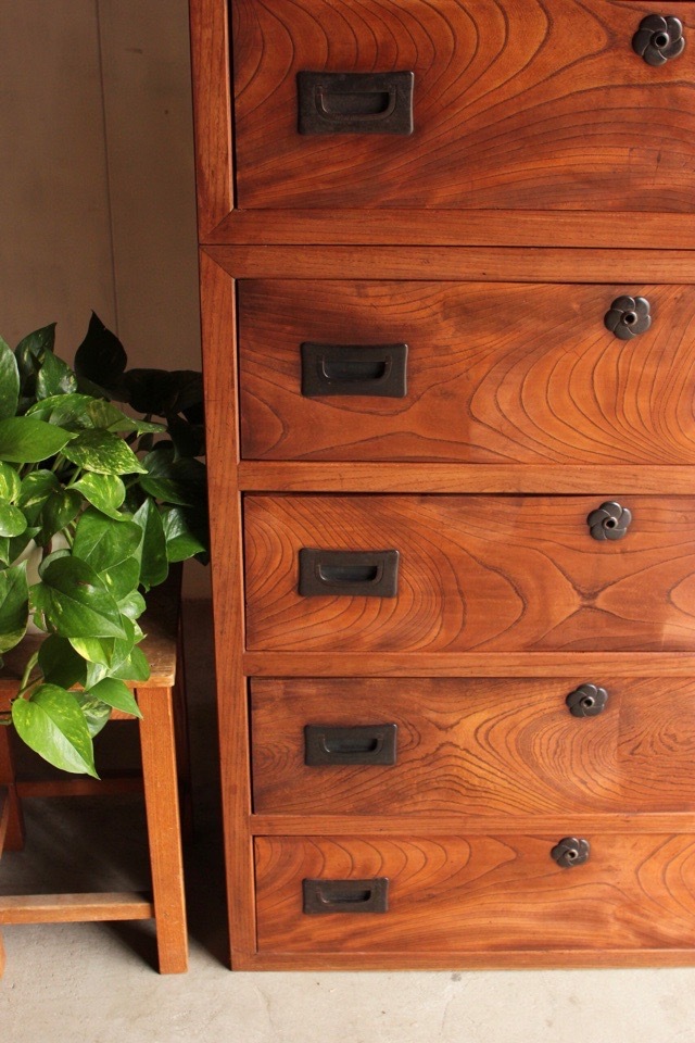 壁飾り（A）　（明治の欅箪笥の引出し前板を活用） 先人たちから引き継ぐ木工・漆工・金工の三位一体の技『仙台箪笥