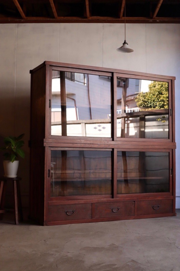古いガラス戸棚　レトロ　水屋箪笥　食器棚　引出し　古道具　アンティーク アンティーク古い3杯引出しガラス戸棚水屋箪笥レトロ古道具食器棚古家具