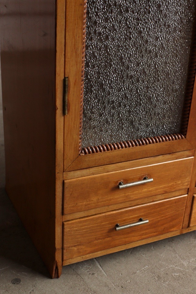 ダイヤガラスの戸棚