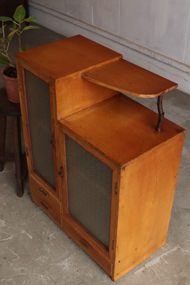 ダイヤガラスの戸棚