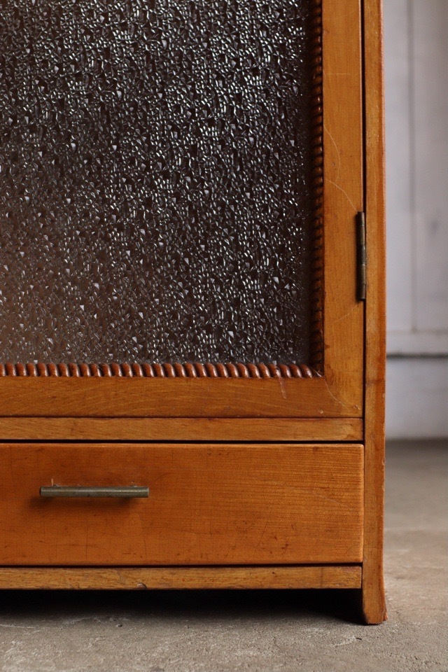 ダイヤガラスの戸棚