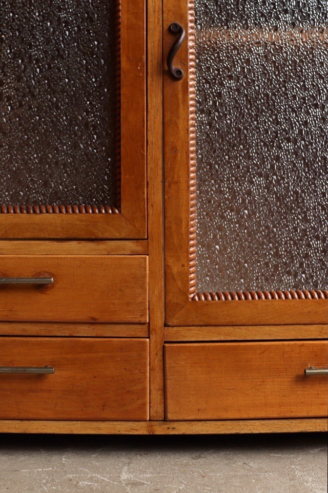 ダイヤガラスの戸棚