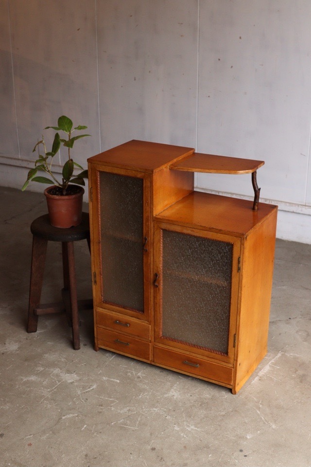 ダイヤガラスの戸棚