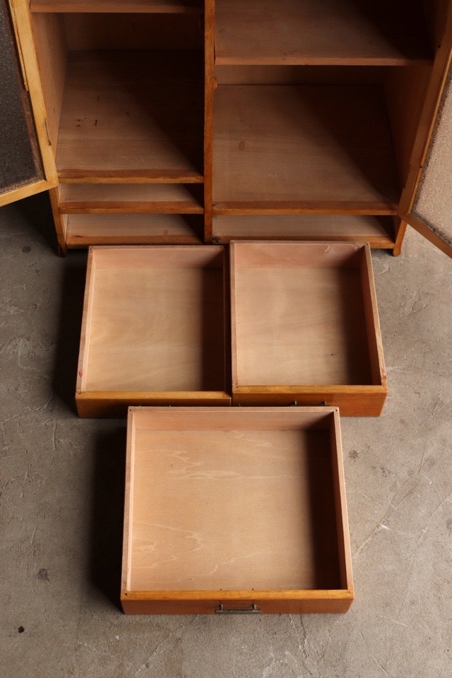 ダイヤガラスの戸棚