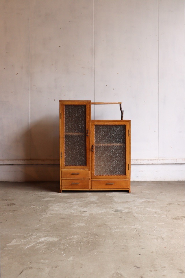 ダイヤガラスの戸棚