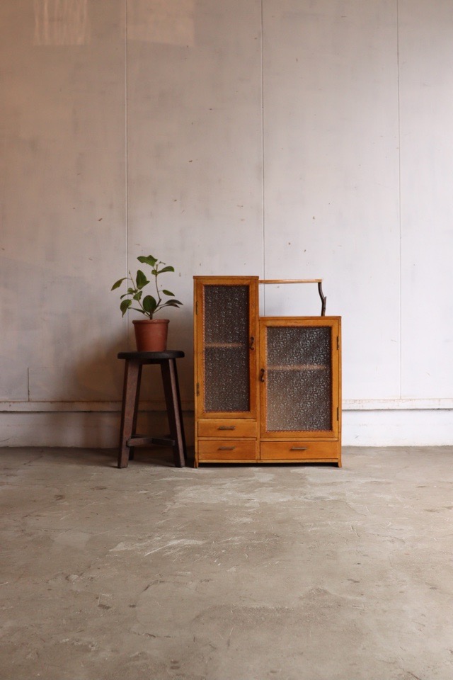 ダイヤガラスの戸棚