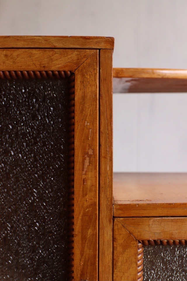 ダイヤガラスの戸棚