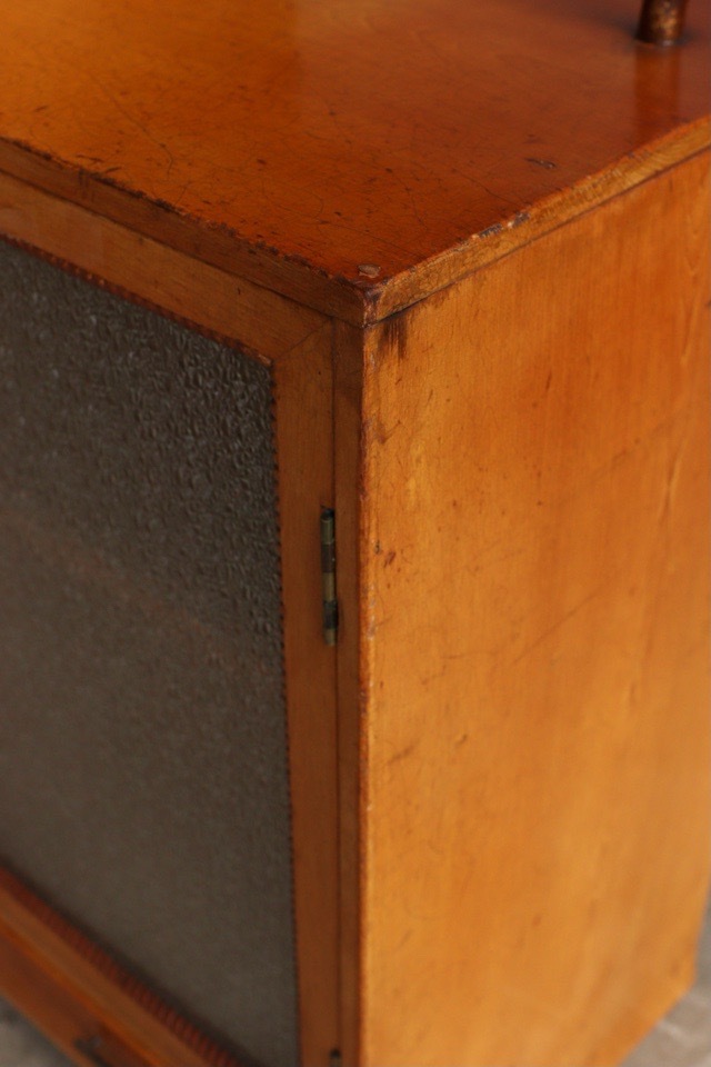 ダイヤガラスの戸棚