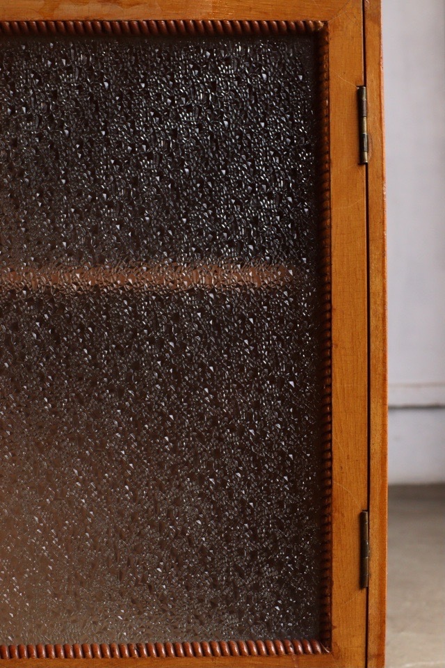 ダイヤガラスの戸棚