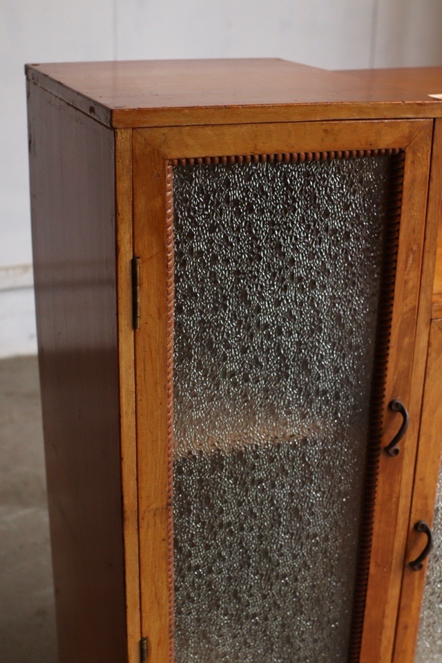 ダイヤガラスの戸棚