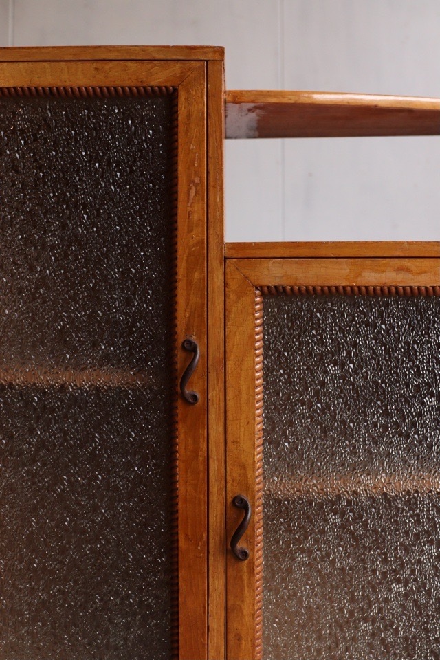 ダイヤガラスの戸棚