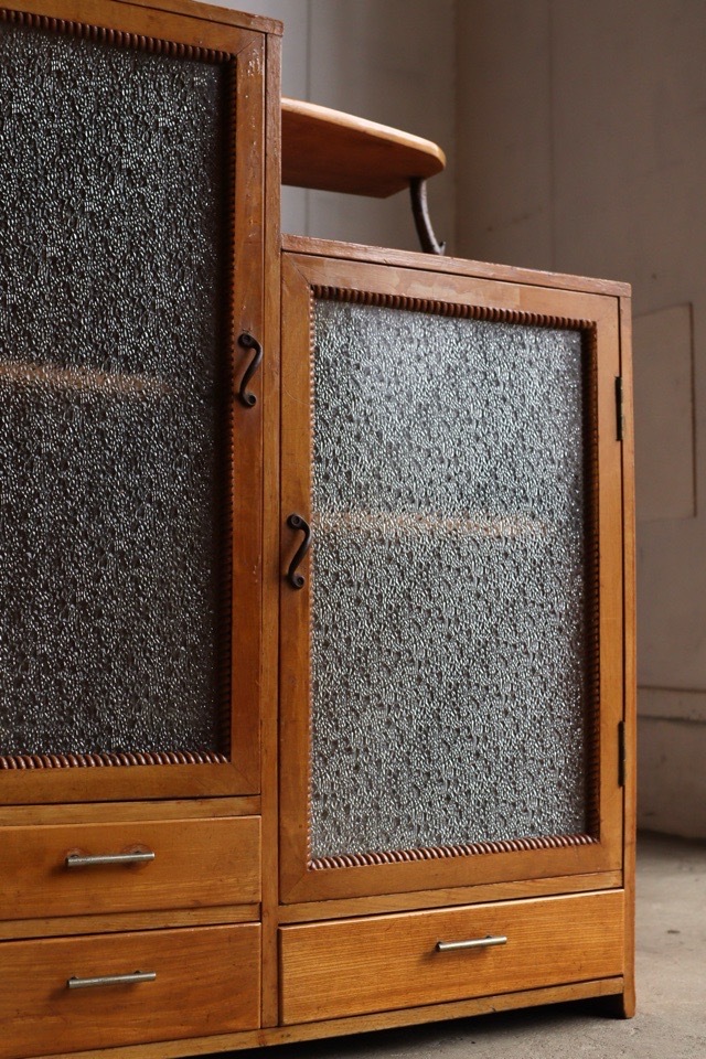 ダイヤガラスの戸棚