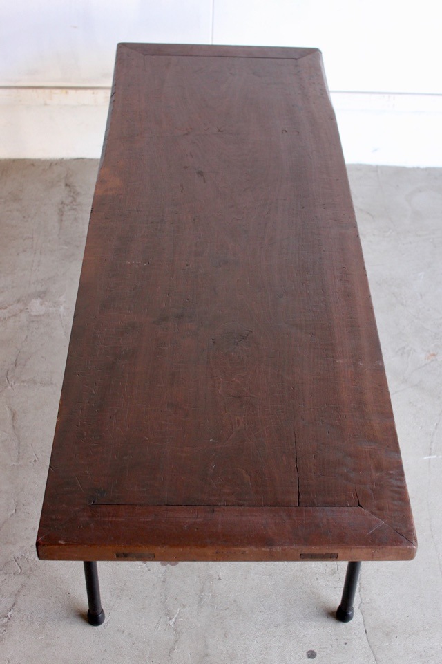 横長のテーブル