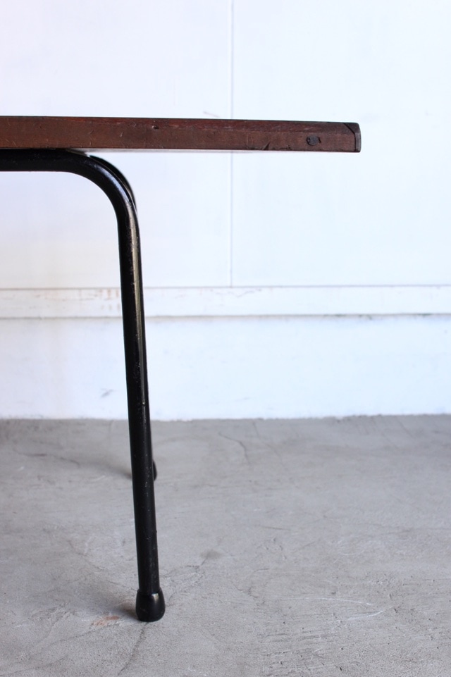 横長のテーブル