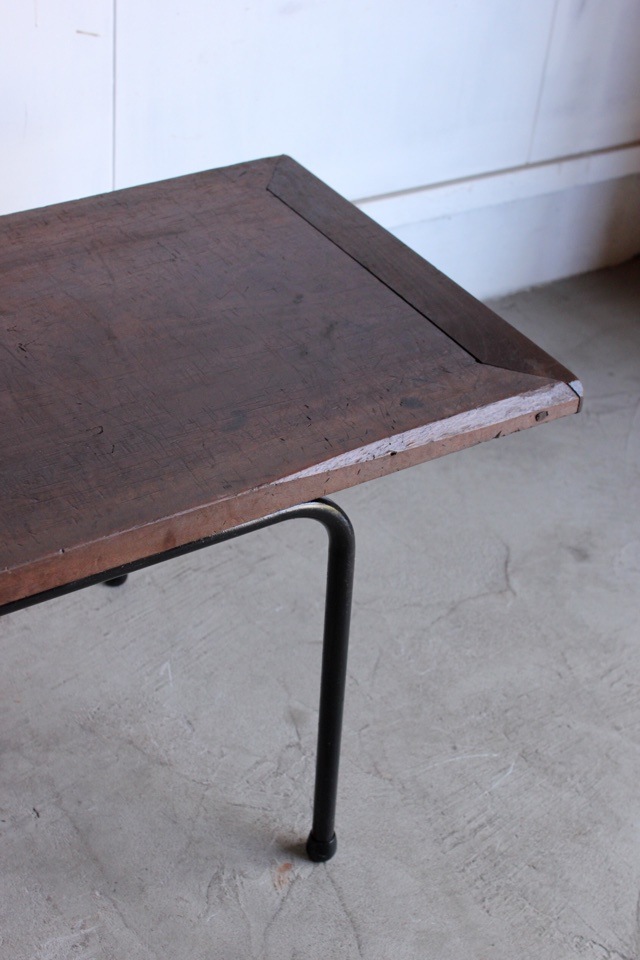 横長のテーブル