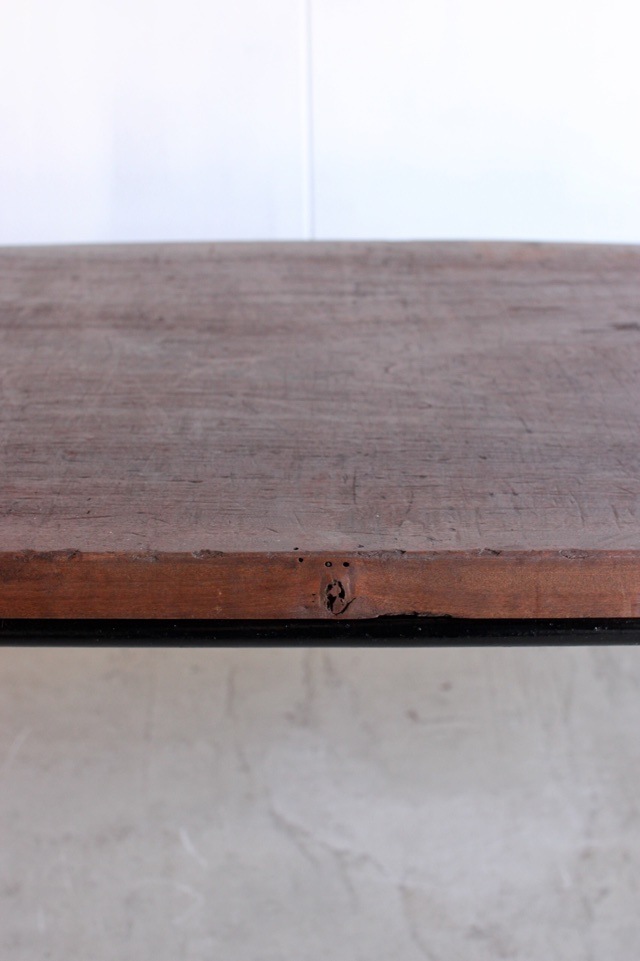 横長のテーブル